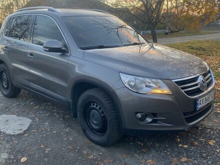 Серый Фольксваген Тигуан, объемом двигателя 2 л и пробегом 230 тыс. км за 11500 $, фото 1 на Automoto.ua