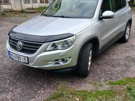 Фольксваген Тигуан 2008 в Мукачеве на Automoto.ua Серый Фольксваген Тигуан, объемом двигателя 2 л и пробегом 272 тыс. км за 9400 $, фото 1 на Automoto.ua