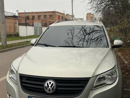 Сірий Фольксваген Тігуан, об'ємом двигуна 2 л та пробігом 158 тис. км за 10800 $, фото 1 на Automoto.ua