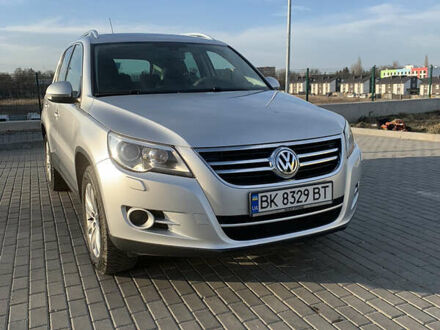 Фольксваген Тігуан 2009 у Рівному на Automoto.ua Сірий Фольксваген Тігуан, об'ємом двигуна 2 л та пробігом 265 тис. км за 9000 $, фото 1 на Automoto.ua