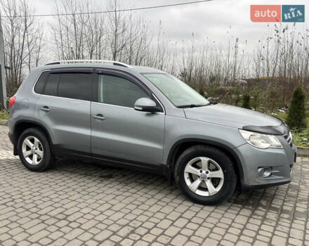 Серый Фольксваген Тигуан, объемом двигателя 2 л и пробегом 361 тыс. км за 9900 $, фото 1 на Automoto.ua