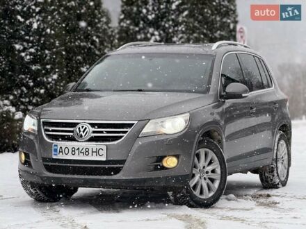 Серый Фольксваген Тигуан, объемом двигателя 2 л и пробегом 249 тыс. км за 10500 $, фото 1 на Automoto.ua