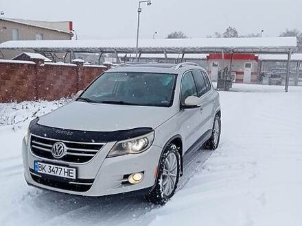 Серый Фольксваген Тигуан, объемом двигателя 2 л и пробегом 202 тыс. км за 11000 $, фото 1 на Automoto.ua