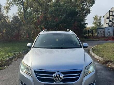 Сірий Фольксваген Тігуан, об'ємом двигуна 2 л та пробігом 233 тис. км за 9500 $, фото 1 на Automoto.ua