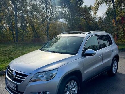 Серый Фольксваген Тигуан, объемом двигателя 2 л и пробегом 232 тыс. км за 9700 $, фото 1 на Automoto.ua