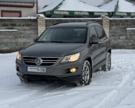 Серый Фольксваген Тигуан, объемом двигателя 2 л и пробегом 250 тыс. км за 5600 $, фото 1 на Automoto.ua