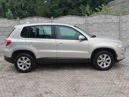 Серый Фольксваген Тигуан, объемом двигателя 2 л и пробегом 180 тыс. км за 9999 $, фото 1 на Automoto.ua