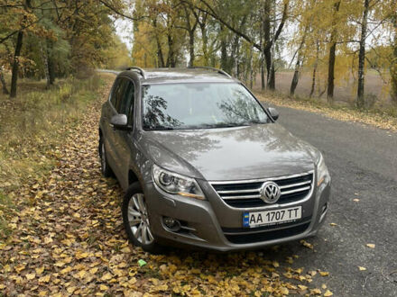 Фольксваген Тігуан 2009 у Броварах на Automoto.ua Сірий Фольксваген Тігуан, об'ємом двигуна 2 л та пробігом 107 тис. км за 10300 $, фото 1 на Automoto.ua