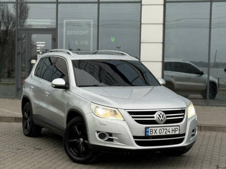 Серый Фольксваген Тигуан, объемом двигателя 2 л и пробегом 225 тыс. км за 11500 $, фото 1 на Automoto.ua