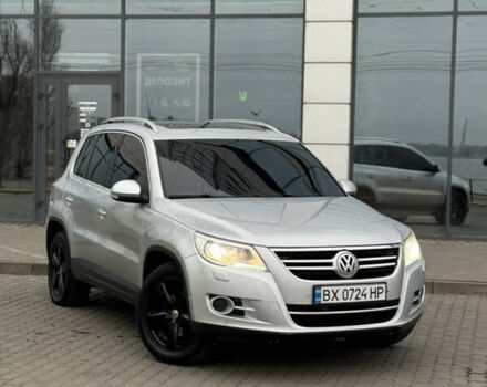 Серый Фольксваген Тигуан, объемом двигателя 2 л и пробегом 225 тыс. км за 11500 $, фото 1 на Automoto.ua