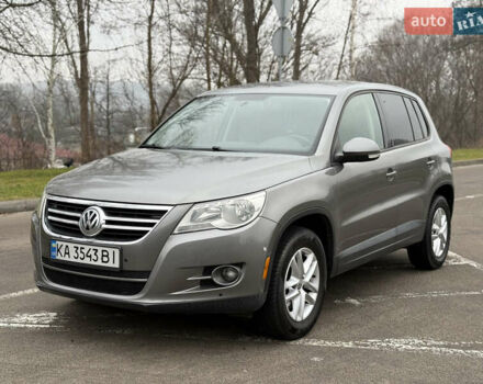 Сірий Фольксваген Тігуан, об'ємом двигуна 2 л та пробігом 243 тис. км за 9900 $, фото 1 на Automoto.ua