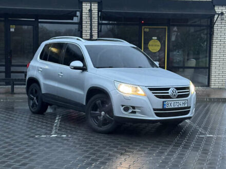 Фольксваген Тигуан 2010 в Хмельницком на Automoto.ua Серый Фольксваген Тигуан, объемом двигателя 2 л и пробегом 220 тыс. км за 9950 $, фото 1 на Automoto.ua