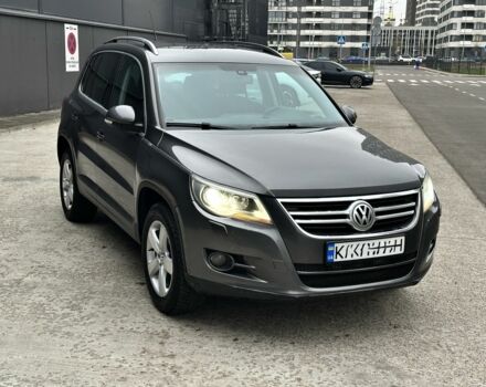 Сірий Фольксваген Тігуан, об'ємом двигуна 2 л та пробігом 262 тис. км за 10800 $, фото 1 на Automoto.ua