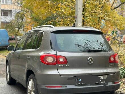 Сірий Фольксваген Тігуан, об'ємом двигуна 2 л та пробігом 206 тис. км за 10000 $, фото 1 на Automoto.ua