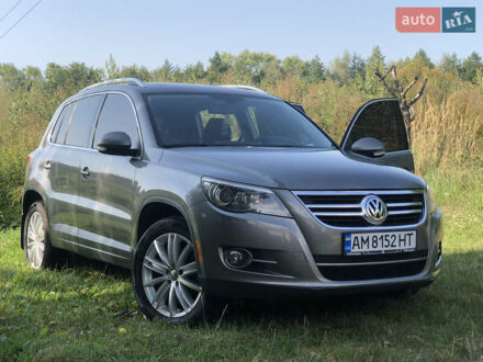 Фольксваген Тигуан 2010 в Коростене на Automoto.ua Серый Фольксваген Тигуан, объемом двигателя 2 л и пробегом 195 тыс. км за 11000 $, фото 1 на Automoto.ua