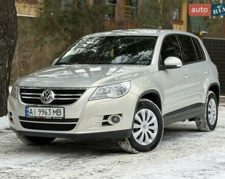 Серый Фольксваген Тигуан, объемом двигателя 2 л и пробегом 237 тыс. км за 11900 $, фото 1 на Automoto.ua