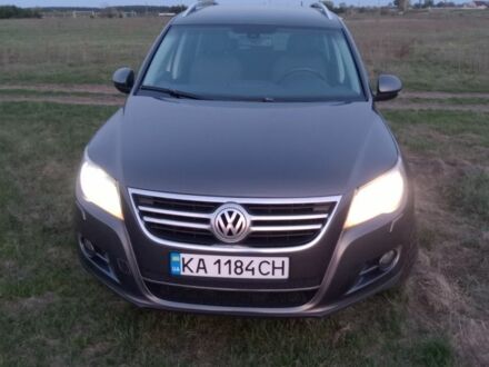 Серый Фольксваген Тигуан, объемом двигателя 2 л и пробегом 243 тыс. км за 9999 $, фото 1 на Automoto.ua