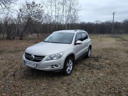 Серый Фольксваген Тигуан, объемом двигателя 2 л и пробегом 194 тыс. км за 10800 $, фото 1 на Automoto.ua