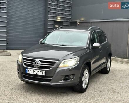 Серый Фольксваген Тигуан, объемом двигателя 2 л и пробегом 285 тыс. км за 10450 $, фото 1 на Automoto.ua