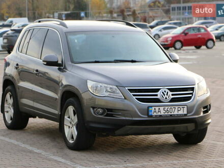 Серый Фольксваген Тигуан, объемом двигателя 2 л и пробегом 219 тыс. км за 12300 $, фото 1 на Automoto.ua
