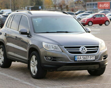 Серый Фольксваген Тигуан, объемом двигателя 2 л и пробегом 219 тыс. км за 12300 $, фото 1 на Automoto.ua