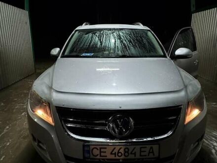 Серый Фольксваген Тигуан, объемом двигателя 2 л и пробегом 217 тыс. км за 12000 $, фото 1 на Automoto.ua