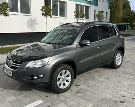 Серый Фольксваген Тигуан, объемом двигателя 2.02 л и пробегом 277 тыс. км за 9300 $, фото 1 на Automoto.ua