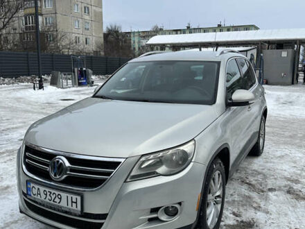 Серый Фольксваген Тигуан, объемом двигателя 2 л и пробегом 203 тыс. км за 11000 $, фото 1 на Automoto.ua