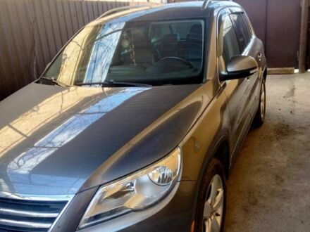 Серый Фольксваген Тигуан, объемом двигателя 2 л и пробегом 219 тыс. км за 10500 $, фото 1 на Automoto.ua