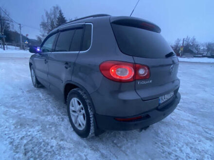 Серый Фольксваген Тигуан, объемом двигателя 1.99 л и пробегом 320 тыс. км за 12000 $, фото 1 на Automoto.ua