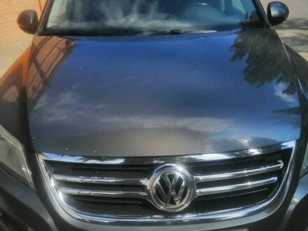 Серый Фольксваген Тигуан, объемом двигателя 2 л и пробегом 405 тыс. км за 11000 $, фото 1 на Automoto.ua