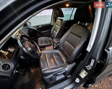 Серый Фольксваген Тигуан, объемом двигателя 2 л и пробегом 282 тыс. км за 10000 $, фото 1 на Automoto.ua