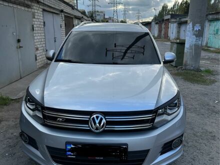 Серый Фольксваген Тигуан, объемом двигателя 2 л и пробегом 210 тыс. км за 16000 $, фото 1 на Automoto.ua