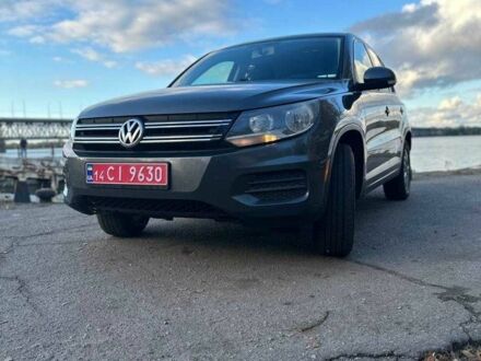 Серый Фольксваген Тигуан, объемом двигателя 2 л и пробегом 231 тыс. км за 9999 $, фото 1 на Automoto.ua