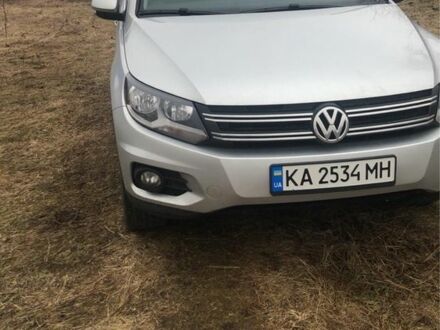 Серый Фольксваген Тигуан, объемом двигателя 2 л и пробегом 209 тыс. км за 12000 $, фото 1 на Automoto.ua