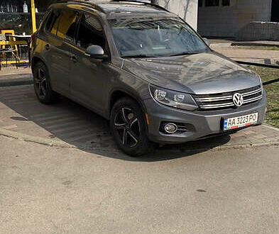 Фольксваген Тигуан 2015 в Киеве на Automoto.ua Серый Фольксваген Тигуан, объемом двигателя 2 л и пробегом 138 тыс. км за 12000 $, фото 1 на Automoto.ua