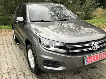Серый Фольксваген Тигуан, объемом двигателя 2 л и пробегом 227 тыс. км за 9600 $, фото 1 на Automoto.ua
