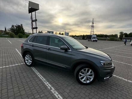 Серый Фольксваген Тигуан, объемом двигателя 2 л и пробегом 245 тыс. км за 26999 $, фото 1 на Automoto.ua