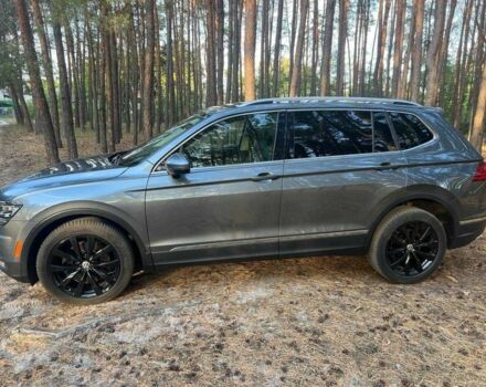 Серый Фольксваген Тигуан, объемом двигателя 2 л и пробегом 215 тыс. км за 21000 $, фото 1 на Automoto.ua