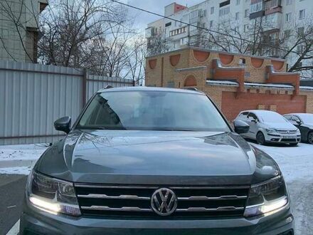 Фольксваген Тигуан 2017 в Киеве на Automoto.ua Серый Фольксваген Тигуан, объемом двигателя 2 л и пробегом 75 тыс. км за 20600 $, фото 1 на Automoto.ua