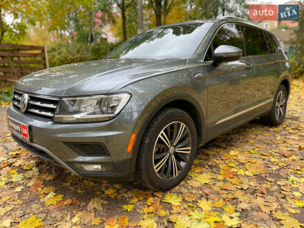 Серый Фольксваген Тигуан, объемом двигателя 2 л и пробегом 205 тыс. км за 16940 $, фото 1 на Automoto.ua