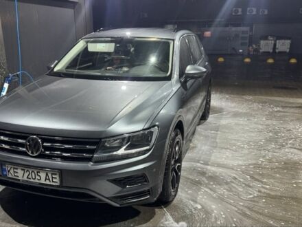 Сірий Фольксваген Тігуан, об'ємом двигуна 2 л та пробігом 210 тис. км за 15000 $, фото 1 на Automoto.ua