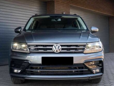 Серый Фольксваген Тигуан, объемом двигателя 2 л и пробегом 77 тыс. км за 10000 $, фото 1 на Automoto.ua