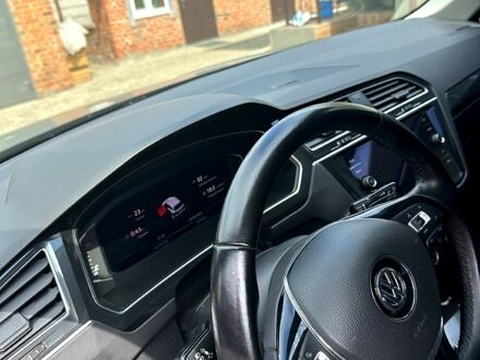 Серый Фольксваген Тигуан, объемом двигателя 2 л и пробегом 81 тыс. км за 27999 $, фото 1 на Automoto.ua