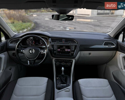 Синий Фольксваген Тигуан, объемом двигателя 2 л и пробегом 253 тыс. км за 22500 $, фото 2 на Automoto.ua
