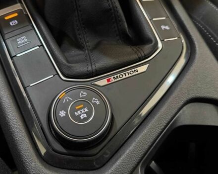 Зеленый Фольксваген Тигуан, объемом двигателя 2 л и пробегом 21 тыс. км за 32938 $, фото 21 на Automoto.ua