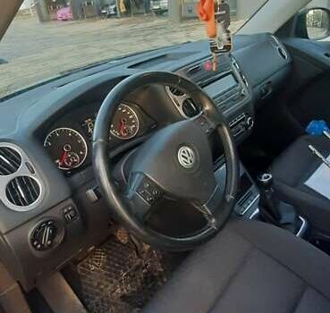 Зеленый Фольксваген Тигуан, объемом двигателя 2 л и пробегом 255 тыс. км за 10200 $, фото 3 на Automoto.ua