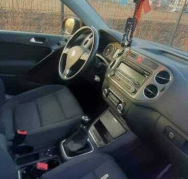 Зеленый Фольксваген Тигуан, объемом двигателя 2 л и пробегом 255 тыс. км за 10200 $, фото 7 на Automoto.ua