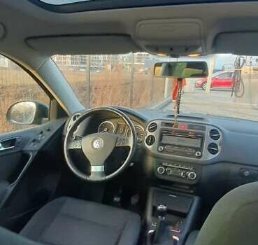 Зеленый Фольксваген Тигуан, объемом двигателя 2 л и пробегом 255 тыс. км за 10200 $, фото 2 на Automoto.ua