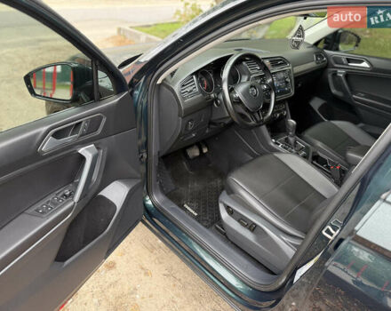 Зелений Фольксваген Тігуан, об'ємом двигуна 2 л та пробігом 170 тис. км за 19900 $, фото 28 на Automoto.ua